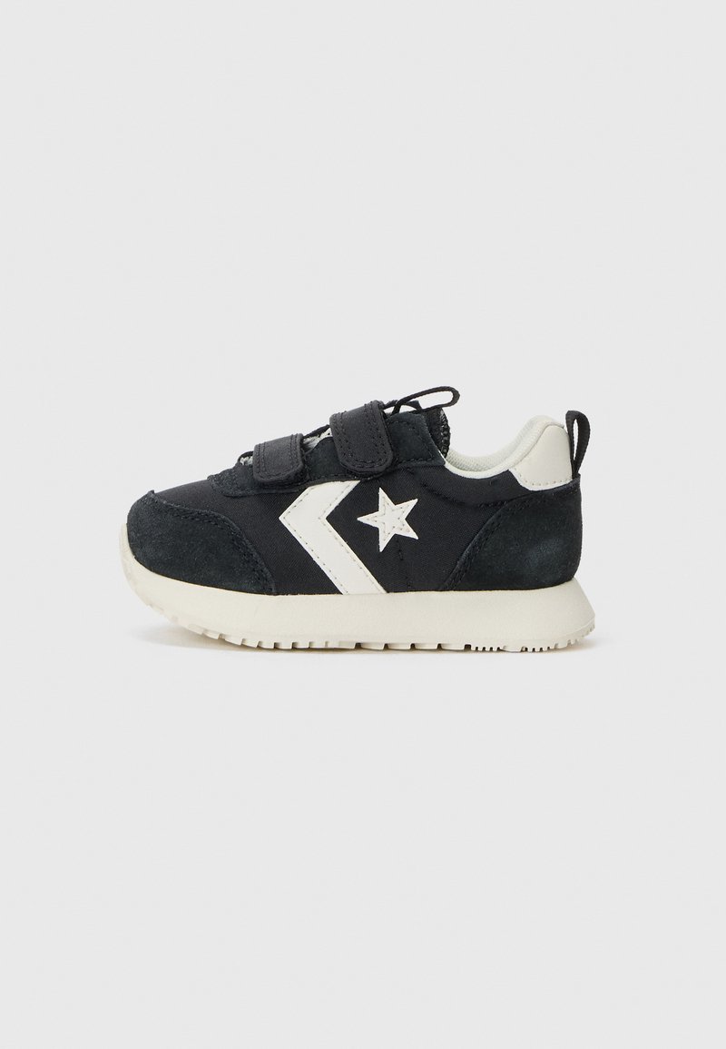 Baskets en suède noir et tissu avec des accents de star blanche et de chevron, dotées de deux bandes Velcro et d'une semelle en caoutchouc.