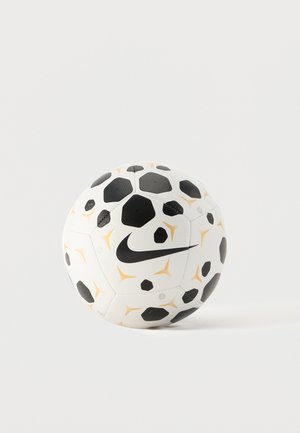 Ballon de football Nike blanc et noir avec motif pentagonal et accents d’étoiles dorées sur fond blanc uni.