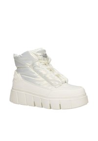 Białe sneakersy typu high-top z grubą, rowkowaną podeszwą, górą z podszewką z błyszczącego materiału i sznurowadłami w stylu liny, ustawione pod kątem, aby pokazać zewnętrzną stronę i przód.