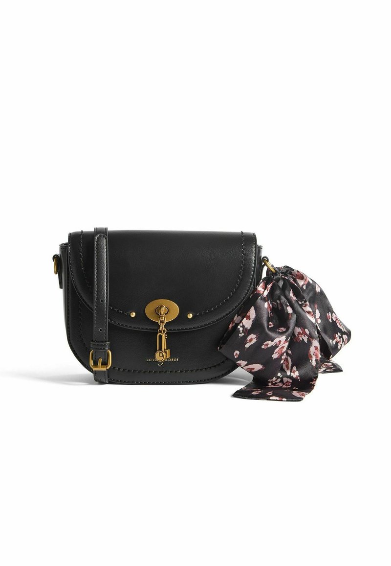 Borsa a tracolla in pelle nera con pattina curva, hardware dorato e una sciarpa a fantasia floreale attaccata. Presenta dettagli di cucitura e una chiusura.