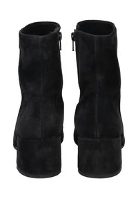 Botines de ante negro con tacón grueso, que cuentan con un cierre de cremallera en el lado y una textura suave. Diseño liso sin patrones.