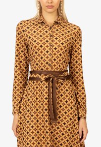 Langärmliges Kleid in braunem und beigem geometrischem Muster mit Knopfverschluss und passendem Gürtel in der Taille, aus strukturiertem Stoff.
