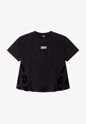 Schwarzes Baumwoll-T-Shirt mit kurzen Ärmeln, das auf der Vorderseite ein weißes "DKNY"-Logo und ein Seitenfeld mit einem tonal wiederholten Buchstabenmuster zeigt.