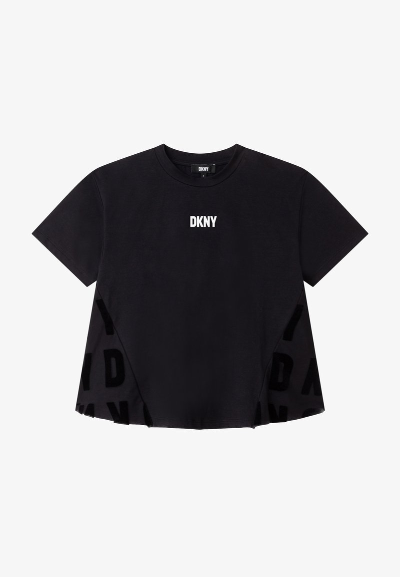 T-shirt en coton noir à manches courtes, avec un logo blanc "DKNY" sur le devant et un panneau latéral avec un motif de lettres tonales répétées.