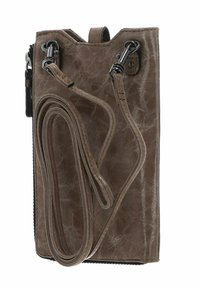 Portefeuille en cuir marron avec finition texturée, doté d'une fermeture éclair, d'une sangle amovible et de coutures décoratives. Design compact et vertical.