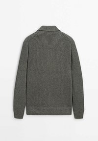 Cardigan grigio lavorato a maglia con una texture a coste, dotato di maniche lunghe e colletto pieghevole. La vista posteriore mostra un taglio dritto e orlo.