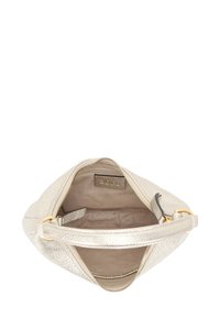 Kleine Metall-Goldhandtasche mit strukturierter Oberfläche, geöffneter Reißverschluss zeigt beigen Stoffinnenraum und kleine interne Reißverschlusstasche.