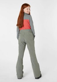Graue Skihosen mit einem ausgestellten Design, hohe Taille und kontrastierendem roten und grauen Oberteil. Glatte Textur, geeignet für winterliche Aktivitäten.