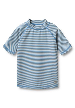 Blau-weiß gestreiftes Kurzarm-Rashguard-Shirt mit Stehkragen und Flachnähten, flach auf weißem Hintergrund ausgelegt.