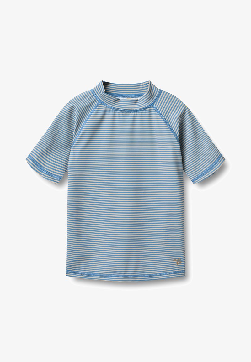 Modrobílé pruhované tričko na ochranu proti slunci s krátkými rukávy, stojáčkovým límcem a plochými švy, položeno na bílém pozadí.