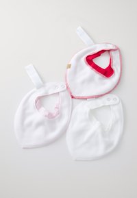 Tre bavaglini in tessuto bianco e rosa, caratterizzati da una texture morbida, un design a forma di V, chiusure a pulsante e velcro, e dettagli di bordo a contrasto.