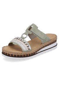 Sandales vert clair avec deux larges sangles, ornées de détails en argent et en tressé, reposant sur une plateforme avec un design rayé.