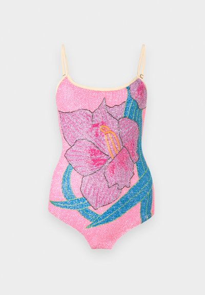 Ροζ ολόσωμο μαγιό με μεγάλο κεντητό ροζ λουλούδι και πράσινα φύλλα, με λεπτές ρυθμιζόμενες μπεζ τιράντες στους ώμους.