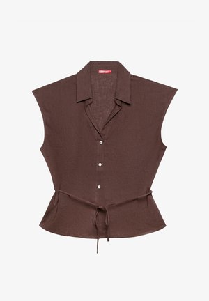 Bluza maro fără mâneci, cu guler, trei nasturi albi în față și curea de prindere în talie, prezentată pe fundal alb.