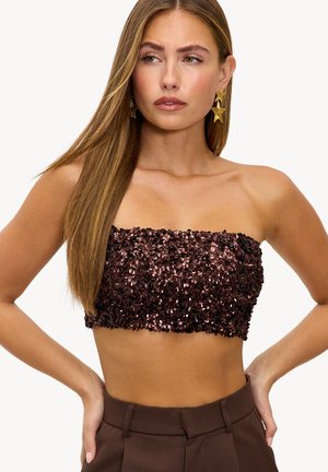 Schulterfreies Crop-Top mit dunkelburgunderrotem Pailletten-Design, glatter Textur und kurzem Schnitt, kombiniert mit hoch taillierter brauner Hose.