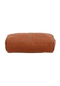 Braune rechteckige Ledertasche mit sichtbaren Nähten an allen Seiten und geprägt oberem Markentext vor weißem Hintergrund.