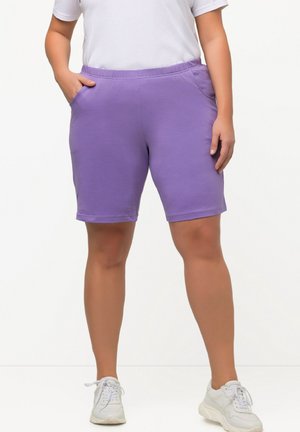 Paarse katoenen shorts in een blend met elastische tailleband, zijzakken en een ontspannen pasvorm. Gecombineerd met witte sneakers en een basic wit t-shirt.