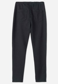 Czarne spodnie na elastycznej talii o dopasowanym kroju. Posiadają dwie tylne kieszenie i gładką fakturę. Materiał bez przetarć, pełna długość.