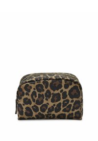 Cosmetica tas met luipaardprint, gemaakt van duurzaam materiaal; heeft een gestructureerde vorm, ritssluiting en donkerbruine accenten op een tan achtergrond.