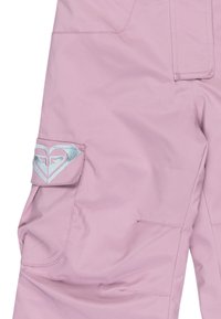 Roze sneeuwbroeken van synthetisch materiaal, met een zijzak met een zilveren hartlogo en versterkte stiksels. Gladde textuur, modern design.