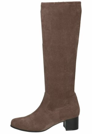 Botte haute en suède marron avec un petit talon carré et un bout arrondi, vue de côté.
