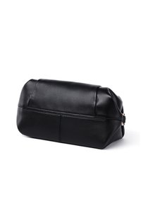 Borsa in pelle nera con design arrotondato, caratterizzata da una superficie liscia, cuciture visibili e una base piatta. Dimensioni adatte per l'uso quotidiano.