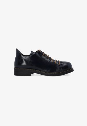 Chaussure en cuir bleu marine avec une finition brillante, bout rond et lacets marron. Présente un petit talon noir empilé et des détails de couture contrastants.