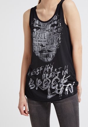 Schwarzes Tanktop mit einer Graustufen-Gesichtsgrafik, die aus Wörtern besteht, und dem Spruch "Ich habe mein Herz in Brooklyn verloren" in großen, stilisierten Buchstaben.