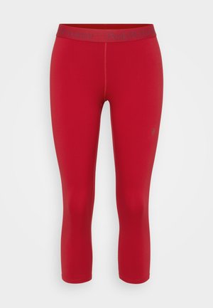 Czerwone legginsy 3/4 o gładkiej fakturze, z logo na pasie wykonanym z kontrastowego materiału. Brak widocznych wzorów lub akcentów.