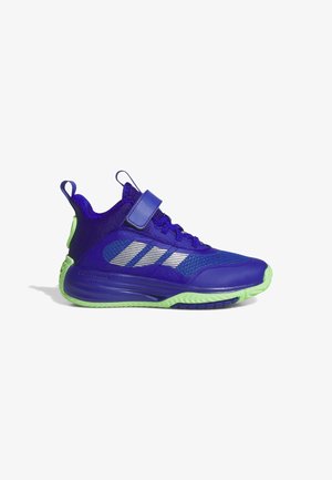 Paarse sport schoen met mesh bovenwerk, groene zool, zilveren strepen en klittenbandsluiting. Heeft een gevoerd kraag en versterkte neus.