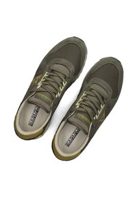 Olivkowe trampki z siateczki i zamszu, sznurowane, z żółtymi akcentami i wyściełanym kołnierzem dla wygody.