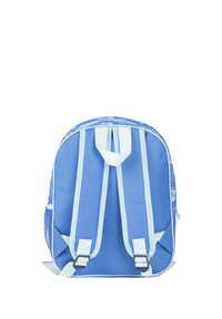 Blauwe rugzak met witte banden, een gestructureerde afwerking, bloemenpatroon aan de bovenkant en een zijvak van gaas. Heeft een handvat aan de bovenkant voor het dragen.