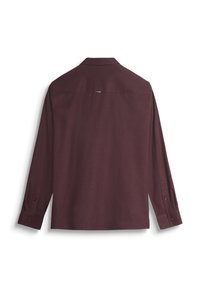 Camisa de manga larga burdeos con cuello, puños abotonados y un diseño liso. Presenta un pequeño logo en la parte posterior cerca del cuello.