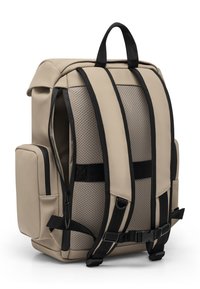 Bézs hátizsák sima felülettel, légáteresztő hátsó panelekkel, állítható fekete pántokkal, oldalsó zsebbel és felületeken történő hordozáshoz kínált fogantyúval.