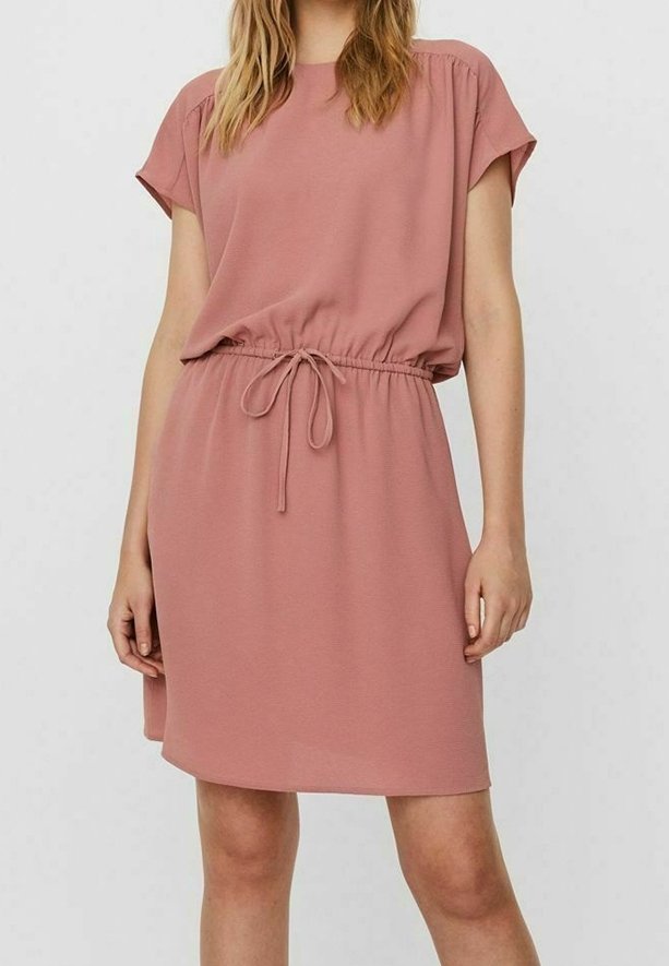 Růžové šaty s krátkým rukávem, kulatým výstřihem a elastickým stahovacím pasem. Měkká, lehká látka s volným střihem a délkou ke kolenům.