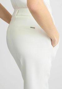 LIU JO HIGH-RISE STRETCH - Püksid - white