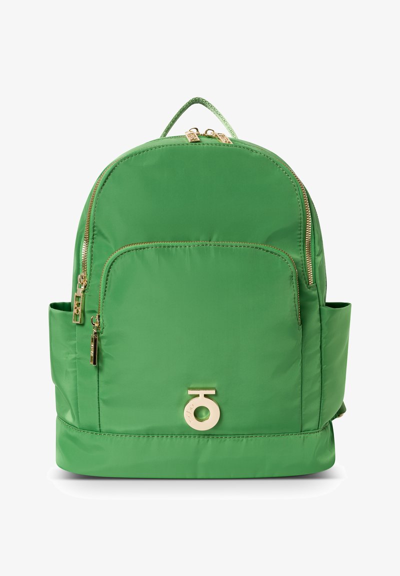 Zaino in nylon verde con una texture liscia, doppie cerniere, tasca frontale, dettagli in hardware dorato e tasche laterali per un ulteriore spazio di stoccaggio.