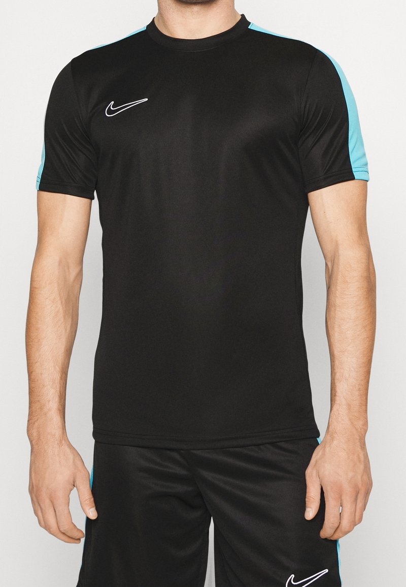 Schwarzes Sportshirt mit kurzen Ärmeln, blauen Akzenten an den Schultern und weißem Nike-Logo. Hergestellt aus einem glatten, feuchtigkeitsableitenden Material.