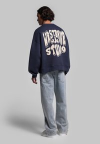 WRSTBHVR FLYNN SWEATSHIRT - Sweatshirt - outer space