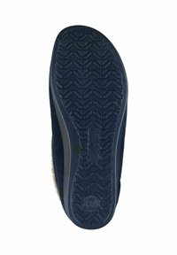 Marineblaue Schuhsohle mit strukturiertem Gummi für Traktion, mit glattem Rand und verstärktem Absatz. Das Material scheint langlebig und flexibel zu sein.