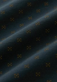 Textília v tmavom teal s jemnou textúrou, ktorá má opakujúci sa žltý geometrický vzor. Tkanina je pevná a hladká.