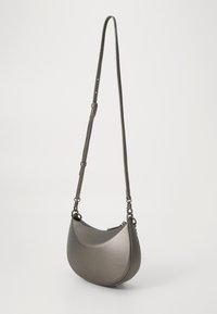 Borsa a spalla grigia metallica con forma curva, texture liscia e tracolla regolabile. Presenta una chiusura con zip e pochi accenti hardware.