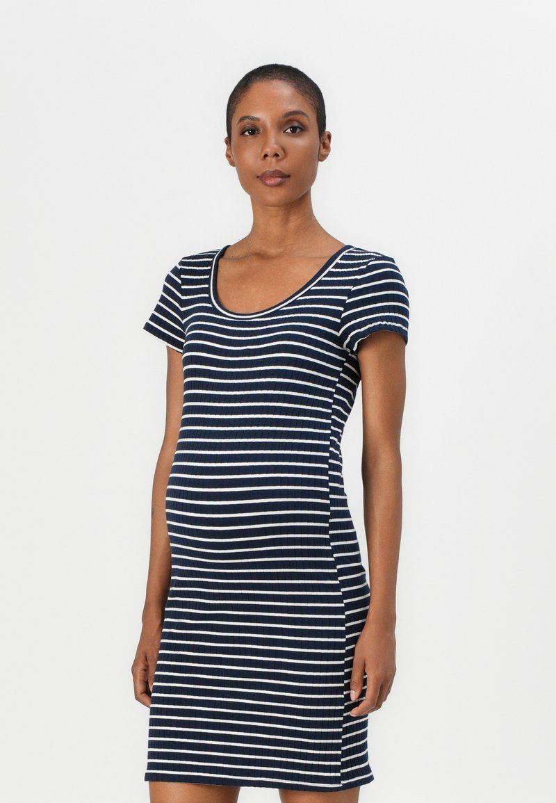 Vestido azul-marinho canelado com riscas brancas horizontais, mangas curtas e decote largo em forma de scoop, silhueta ajustada com ligeira elasticidade.