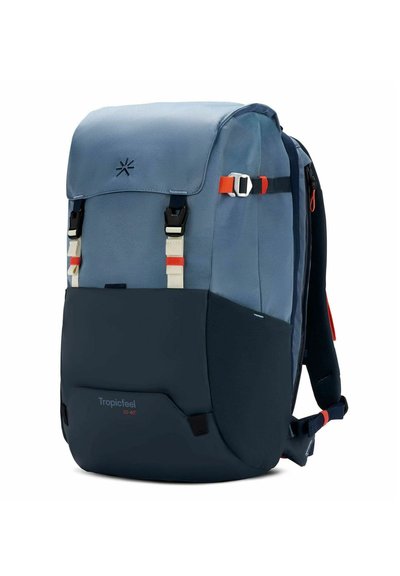 Mochila azul y marino con correas ajustables, hebillas de liberación rápida y tejido texturizado. Cuenta con un logotipo y un indicador de capacidad.