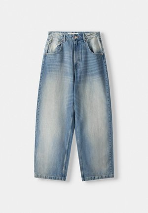 Denim jeans in light blue with a relaxed fit, featuring a high waist, two front pockets, and slightly faded texture near the thighs.