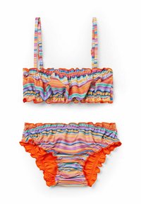 Randig bikiniuppsättning med volangdetaljer; toppen har orange och flerfärgade ränder, botten har liknande design med rynkade accenter.