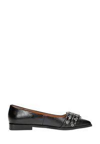 Scarpa piatta in pelle nera con punta arrotondata, caratterizzata da fasce decorative e occhielli metallici sulla parte superiore. Tacco basso e solido.