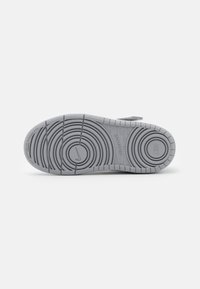 Nike Sportswear NIKE COURT BOROUGH LOW 2 (TD) - Sapatilhas - wolf grey/white