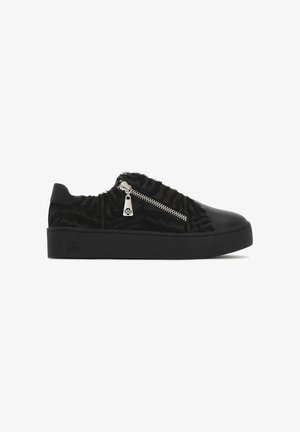 Czarne sneakersy z teksturowanym futrem sztucznym pokrytym wzorem zebry, z zamkiem błyskawicznym i grubą czarną gumową podeszwą.