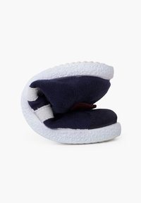 Složené pantofle vyrobené z modrého fleecu s bílou texturovanou podrážkou. Obsahují kontrastní šedé a maroon akcenty. Měkký, kompaktní design.